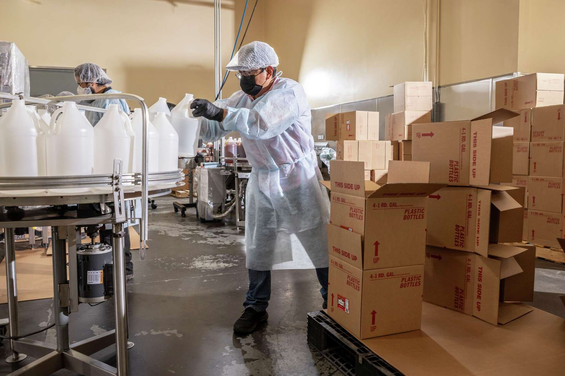 Bottling sesame oil on the production line